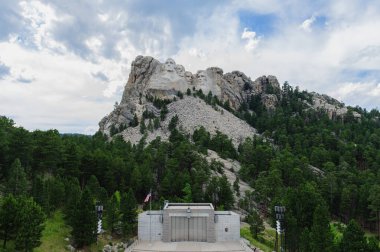 Bulutların arkasına Rushmore Dağı