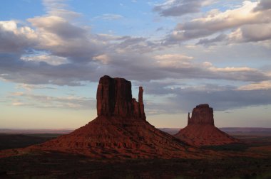 gün batımında anıt Vadisi