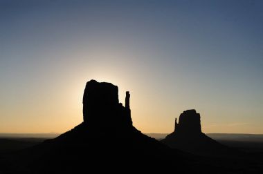 Monument Valley üzerinde gündoğumu