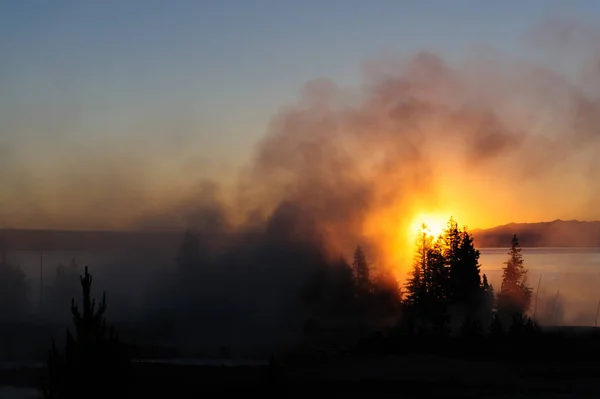 Nascer do sol em West Thumb — Fotografia de Stock