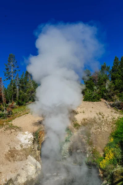 泥火山で間欠泉 — ストック写真