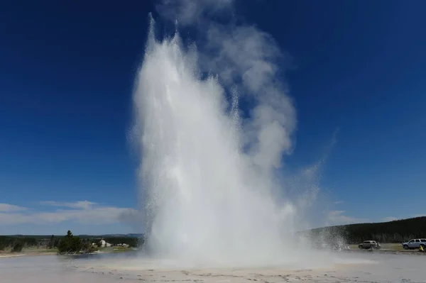 Gran fuente géiser Erupting —  Fotos de Stock