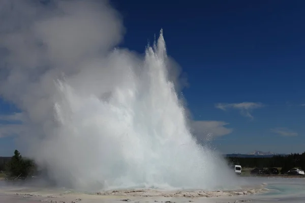 Grande fonte Geyser Erupting — Fotografia de Stock