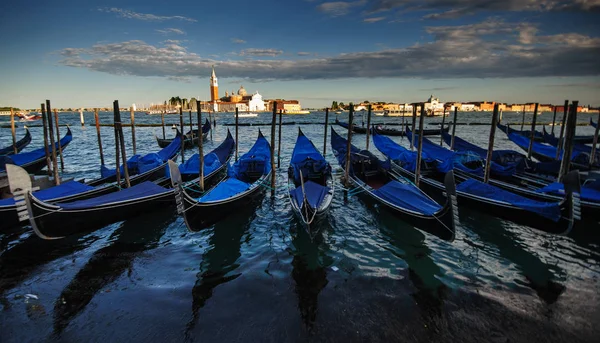 Gondole sullo sfondo della Chiesa di San Giorgio Maggiore — Foto Stock