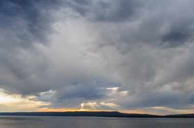 yellowstone Gölü üzerinden günbatımı