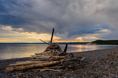 yellowstone Gölü üzerinden günbatımı