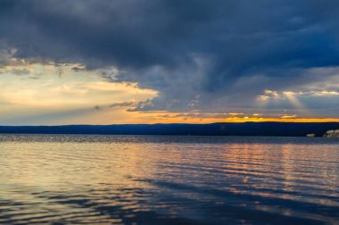 yellowstone Gölü üzerinden günbatımı