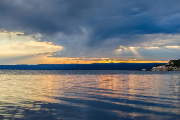 yellowstone Gölü üzerinden günbatımı