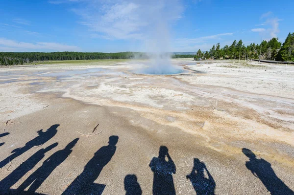 Visitatori che guardano un Geyser — Foto Stock