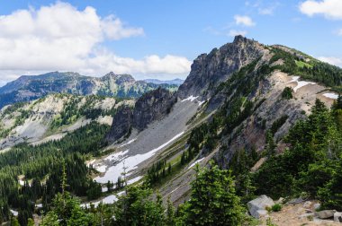 Bulutlarda kefen Rainier Dağı