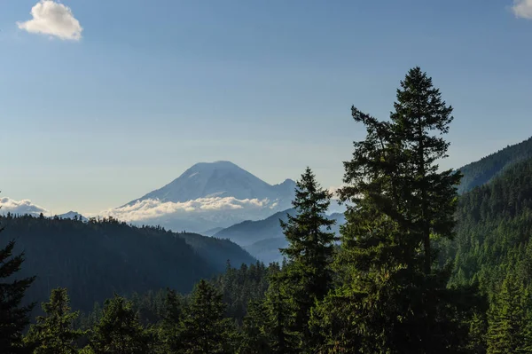 Monte Rainier envolto em nuvens — Fotografia de Stock