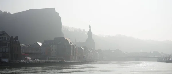 Dinant desde el otro lado del río Muese — Foto de Stock