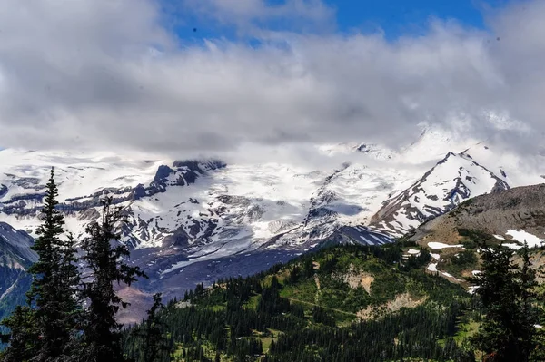 Mount Rainier owiana chmury — Zdjęcie stockowe