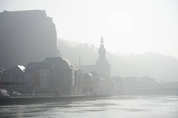 Dinant desde el otro lado del río Muese — Foto de Stock