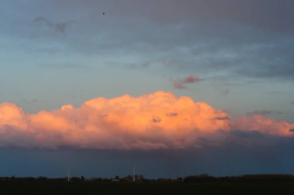 Gewitterwolken über einem Abendhimmel — Stockfoto
