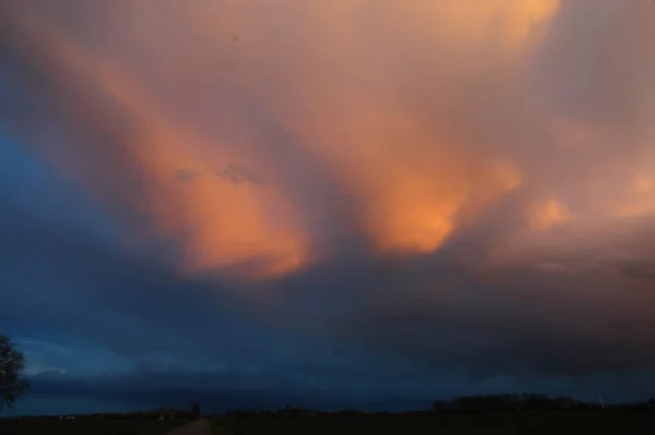 Bouřková mračna nad večerní obloze — Stock fotografie