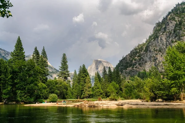 Herannahendes Gewitter über dem Yosemite Valley — Stockfoto