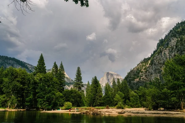 Yosemite Vadisi üzerinde yaklaşan fırtına — Stok fotoğraf