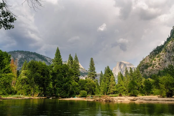 Yosemite Vadisi üzerinde yaklaşan fırtına — Stok fotoğraf