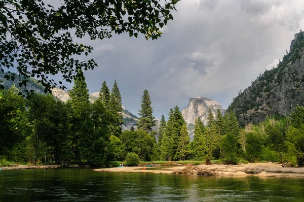Yosemite Vadisi üzerinde yaklaşan fırtına — Stok fotoğraf