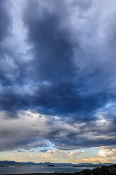 Storm wolken boven Mono Lake — Stockfoto