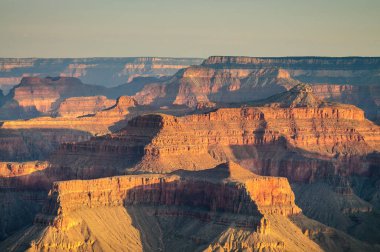 Grand Canyon üzerinde gündoğumu