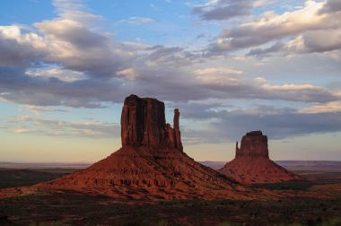 gün batımında anıt Vadisi