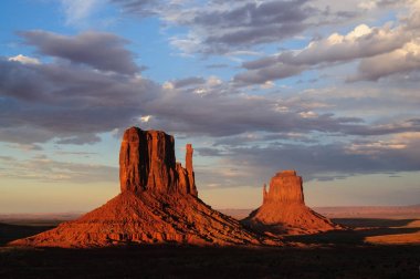 gün batımında anıt Vadisi