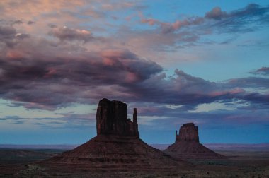 gün batımında anıt Vadisi