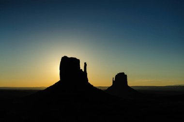 Monument Valley üzerinde gündoğumu