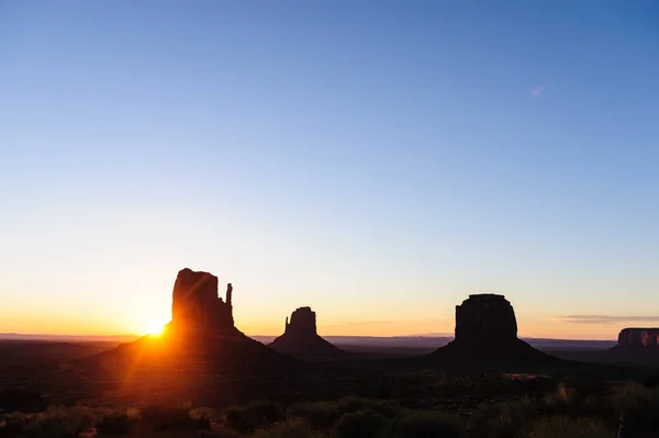 Nascer do sol sobre Monument Valley — Fotografia de Stock