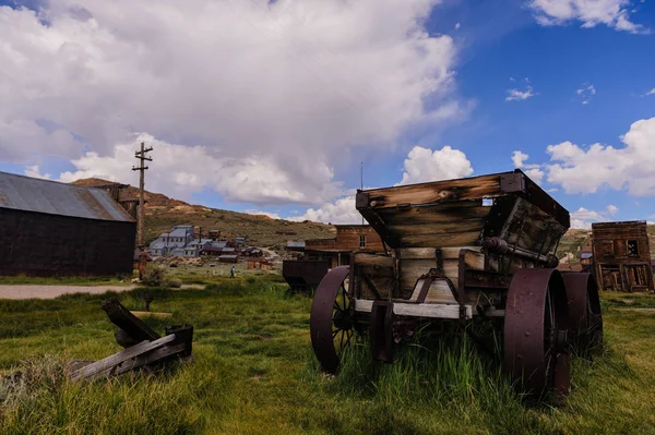 Vieux chariot abandonné dans une ville fantôme américaine — Photo