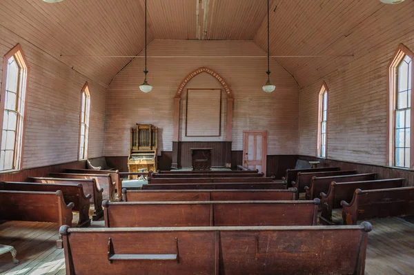 Interior de uma Igreja abandonada Fotos De Bancos De Imagens Sem Royalties