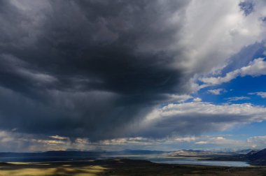 Mono Gölü üzerinde fırtına bulutları