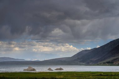 Mono Gölü üzerinde fırtına bulutları