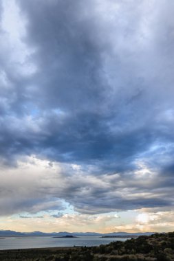 Mono Gölü üzerinde fırtına bulutları