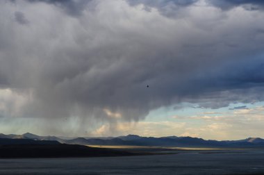 Mono Gölü üzerinde fırtına bulutları