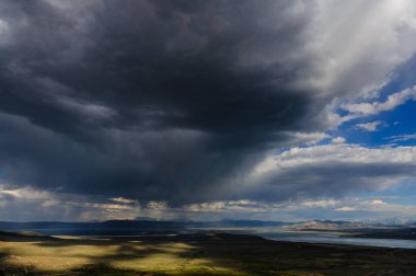 Mono Gölü üzerinde fırtına bulutları