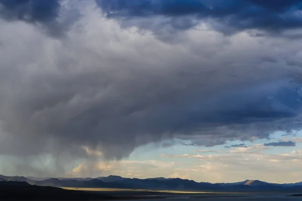 Nubes de tormenta sobre el lago Mono —  Fotos de Stock