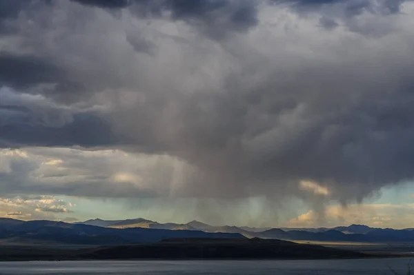 Mono Gölü üzerinde fırtına bulutları — Stok fotoğraf