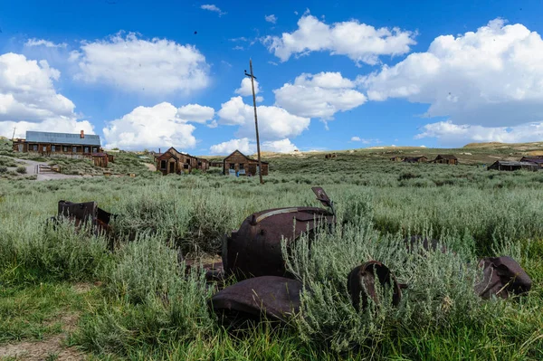 Antiguo coche abandonado en una ciudad fantasma — Foto de Stock