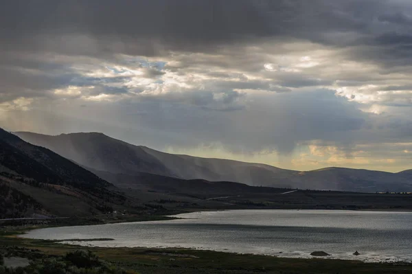 Буря хмари над озером моно — стокове фото