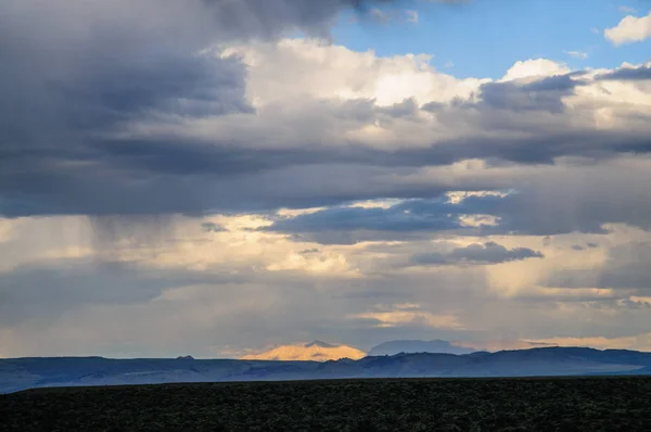 Nubes de tormenta sobre el lago Mono —  Fotos de Stock