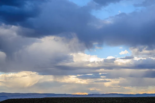Chmury burzowe nad Jezioro Mono — Zdjęcie stockowe