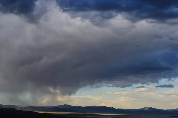 Nubes de tormenta sobre el lago Mono —  Fotos de Stock