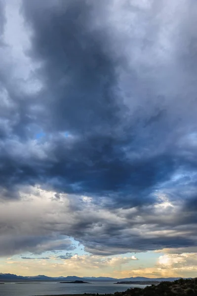 风暴云彩在单音湖 — 图库照片