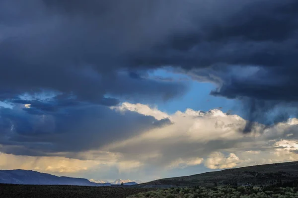 Storm wolken boven Mono Lake — Stockfoto