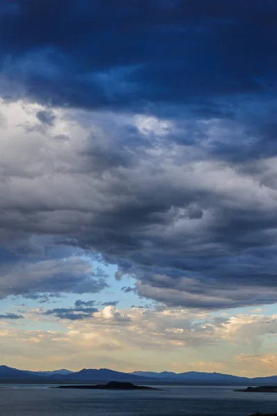 Mono Gölü üzerinde fırtına bulutları — Stok fotoğraf