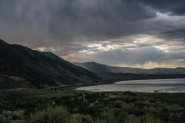 Nuvens de tempestade sobre Mono Lake — Fotografia de Stock