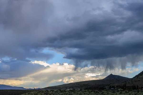 Storm clouds over mono lake — Stock Photo, Image